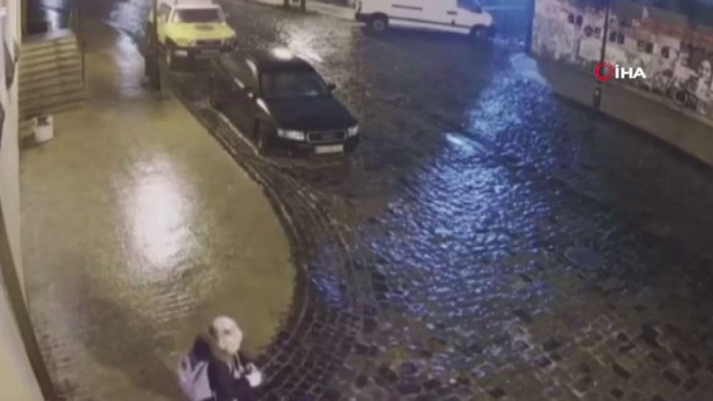 Ukrayna’da olumsuz hava şartları gülümseten görüntülere neden oldu