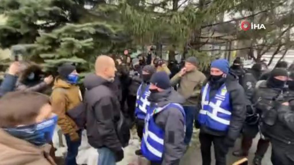 Ukrayna’da Rus yanlısı televizyon kanalının kapatılması için protesto