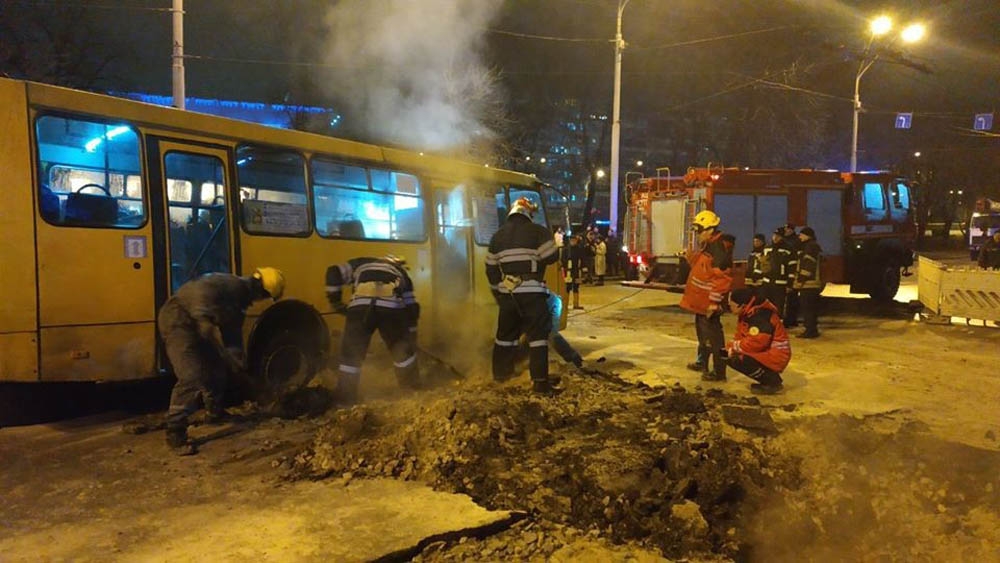 Ukrayna’da sıcak su borusu patladı, asfalt çöktü