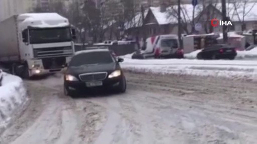 Ukrayna’da yolda kalan tırın yardımına lüks araç yetişti