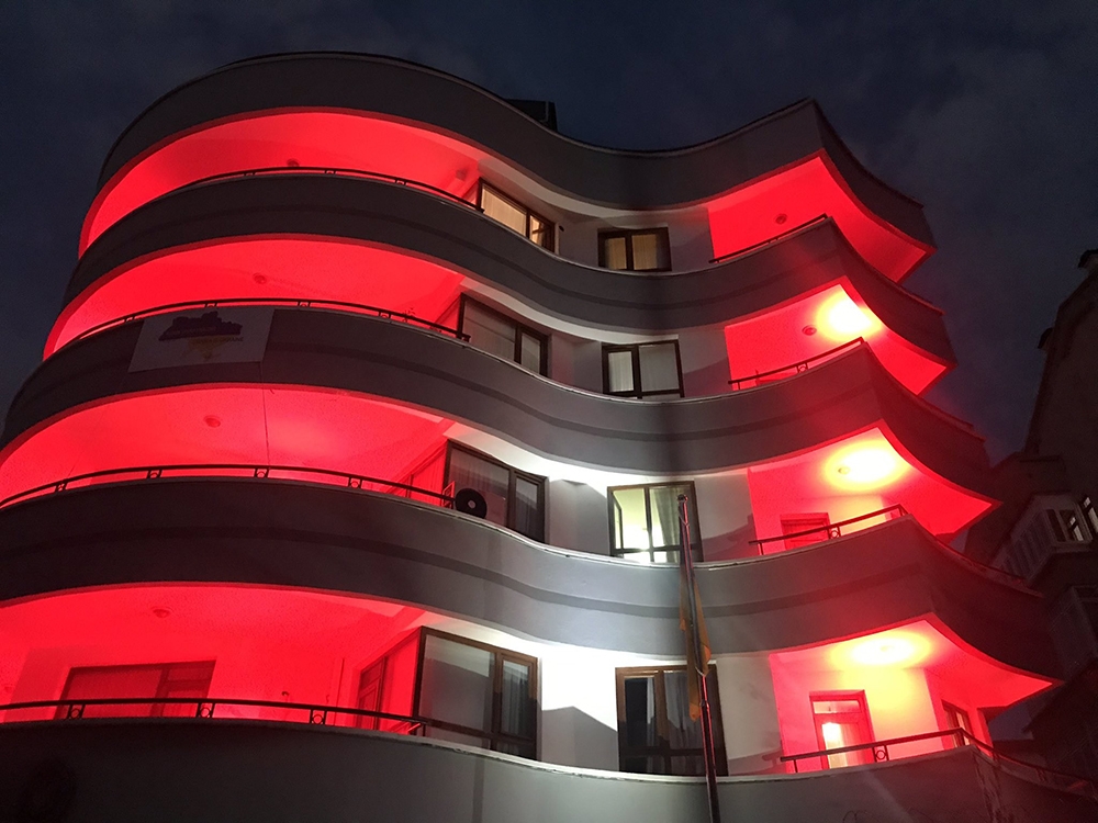 Ukrayna’nın Ankara Büyükelçiliği Türk bayrağı renkleriyle aydınlatıldı