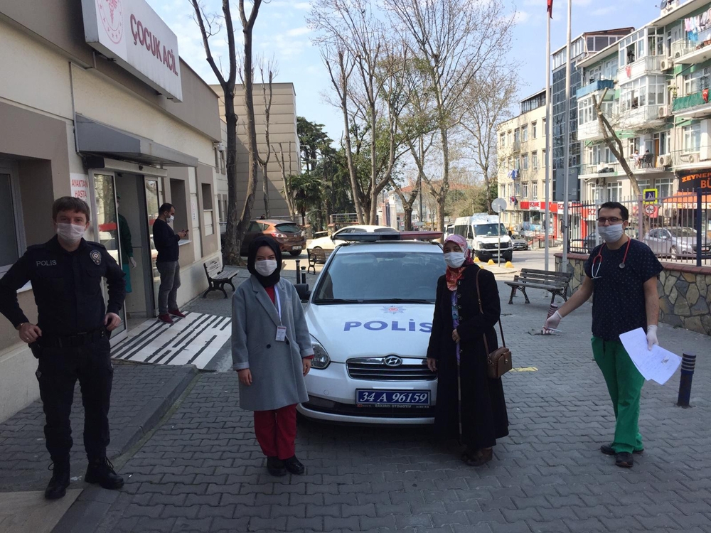 Ulaşım için araç bulamayan sağlık çalışanlarının imdadına polis yetişti