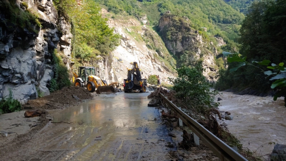  Ulaştırma Bakanlığı selden zarar gören yolları yeniliyor