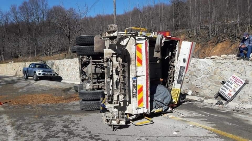 Uludağ yolunda kamyonun devrilme anı kamerada