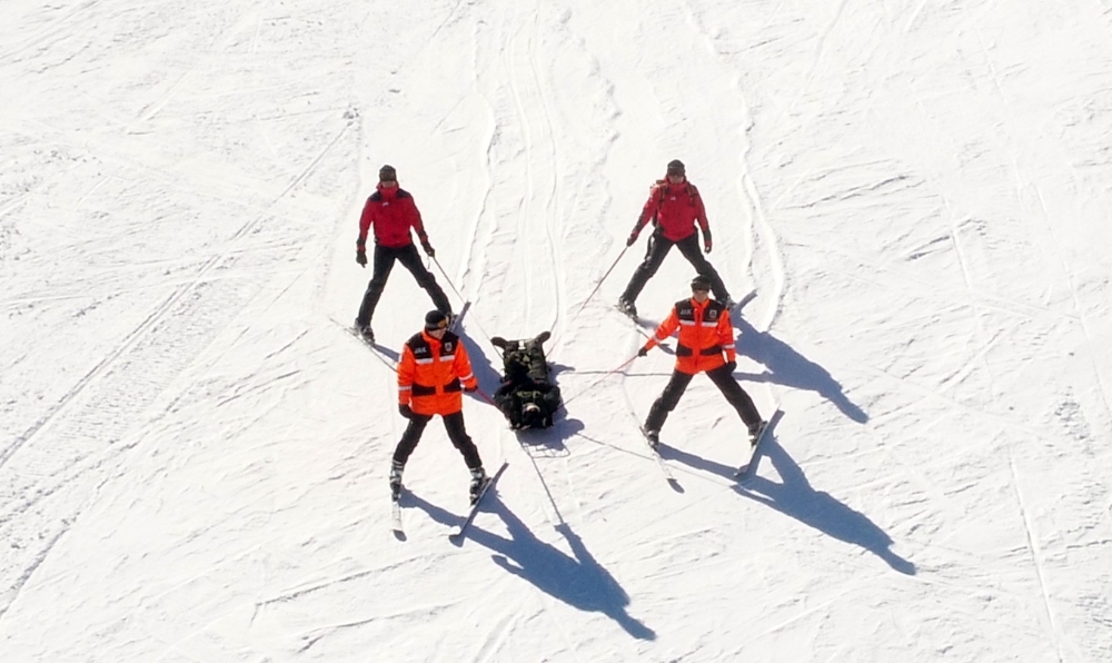 Uludağ’da yaralanan dağcıyı kayaklı JAK timleri böyle kurtardı