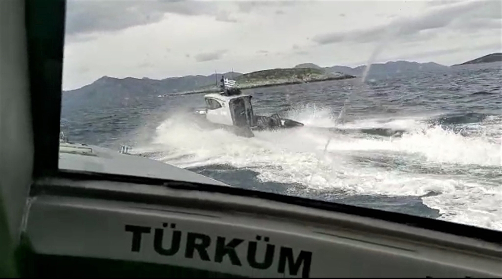 Uluslararası hukuku ihlalde sınır tanımayan Yunan botlarına Türk Sahil Güvenlik botları ‘Dur’ dedi
