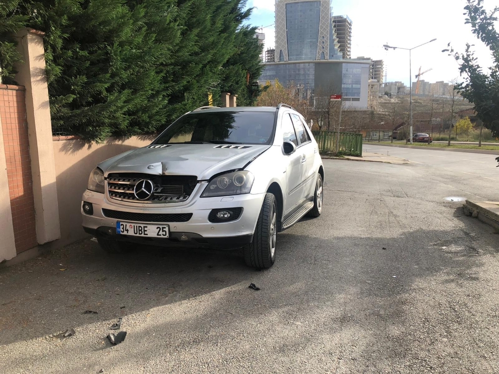 Ümraniyede Aydınlatma Direğine Çarpan Araç Takla Attı