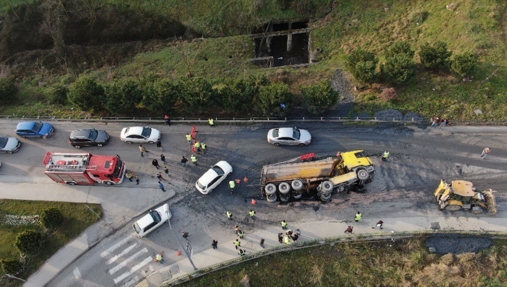 Ümraniye’de beton yüklü kamyon devrildi: Trafik durma noktasına geldi