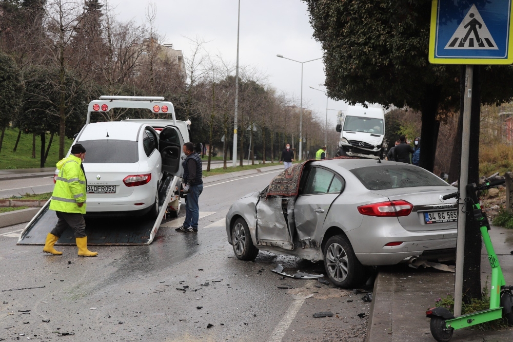 Ümraniye’de faciadan dönüldü, karşı şeride geçip 3 araca çarptı