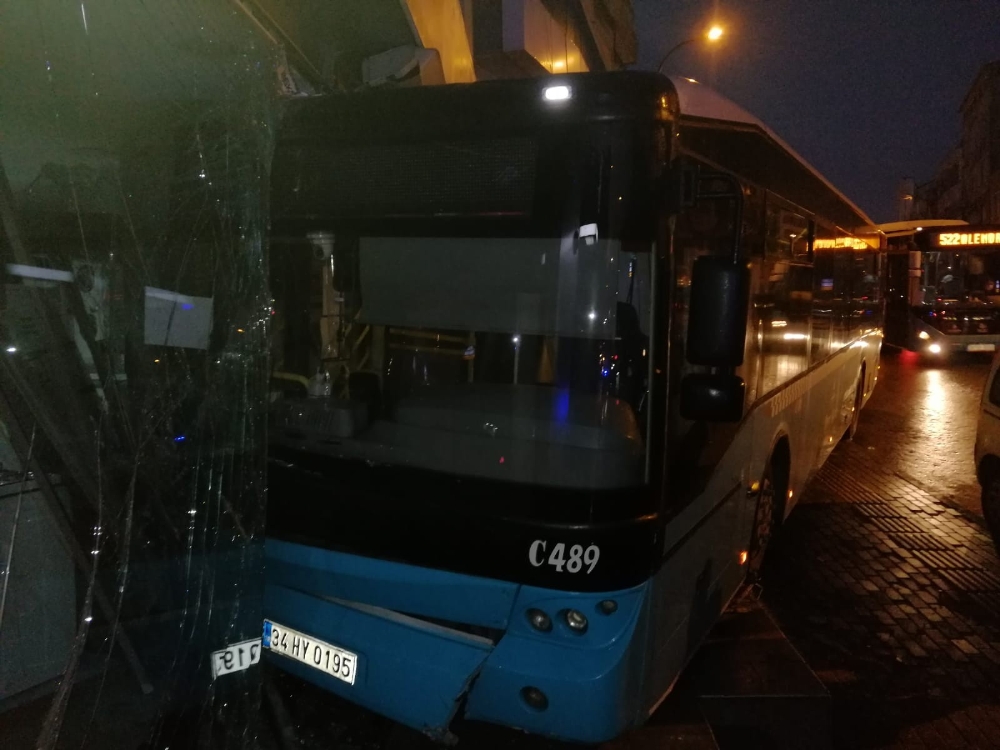 Ümraniye’de freni boşalan özel halk otobüsü iş yerine girdi