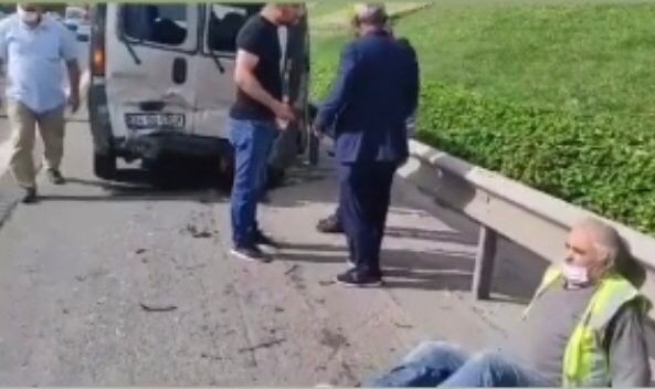 Ümraniye’de hafif ticari araç, minibüse çarptı: 2’si ağır 8 yaralı