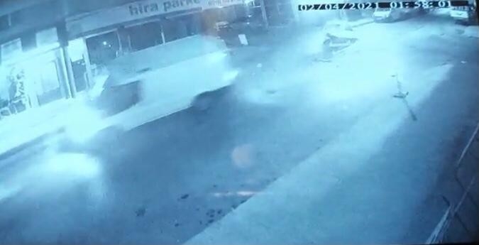Ümraniye’de hafif ticari araçla ticari taksi çarpıştı: 2 yaralı