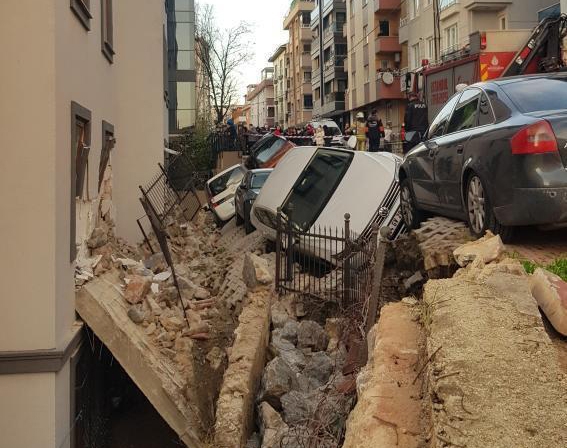Ümraniye’de istinat duvarı çöktü, 3 araç altında kaldı