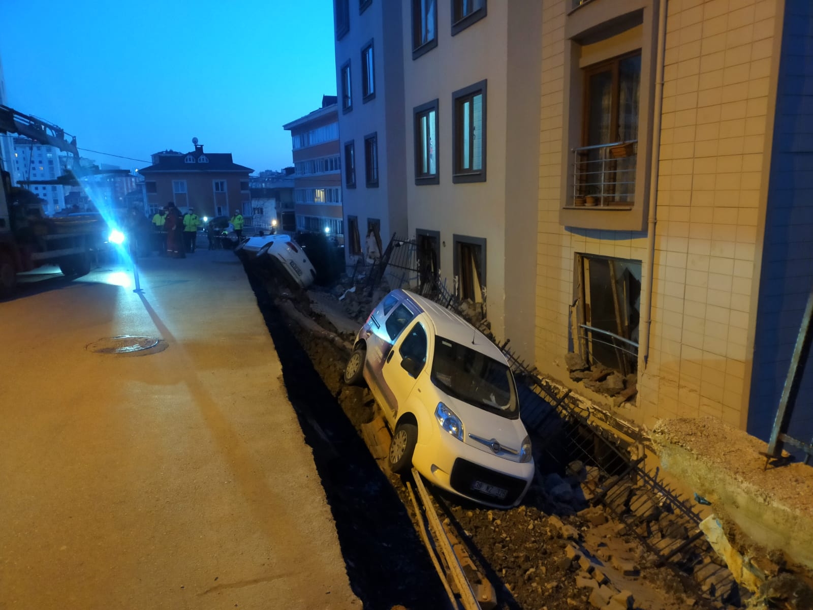 Ümraniye’de istinat duvarı çöktü, 4 araç yuvarlandı
