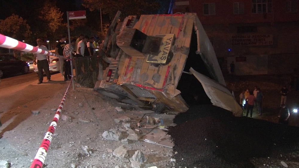 Ümraniye’de kamyon devrildi: 1 yaralı