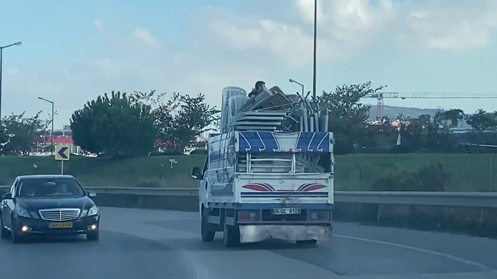 Ümraniye’de kamyonet kasasında tehlikeli yolculuk