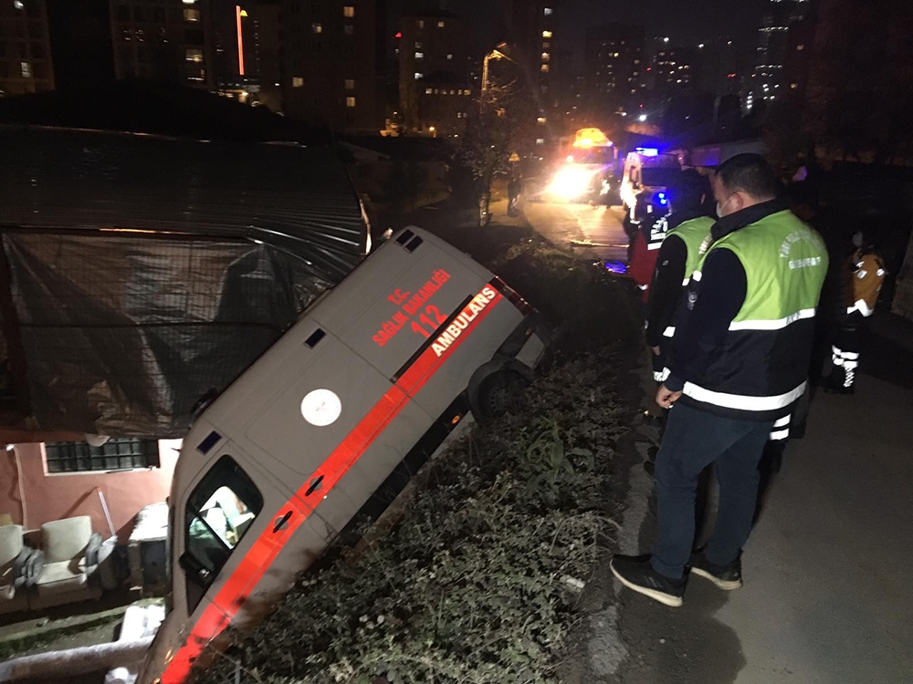 Ümraniye’de kaza yapan ambulansta kalbi duran hastayı hayatta tutmak için zamanla yarıştılar