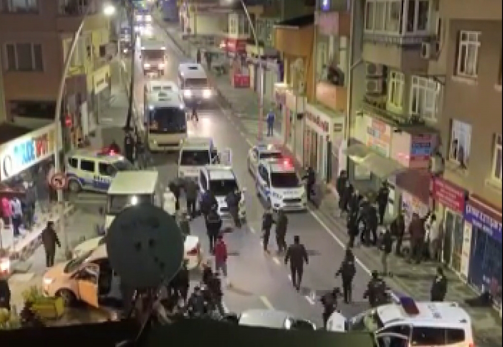 Ümraniye’de kısıtlamayı deldiler, polisten kaçıp 2 polis memurunu yaraladılar