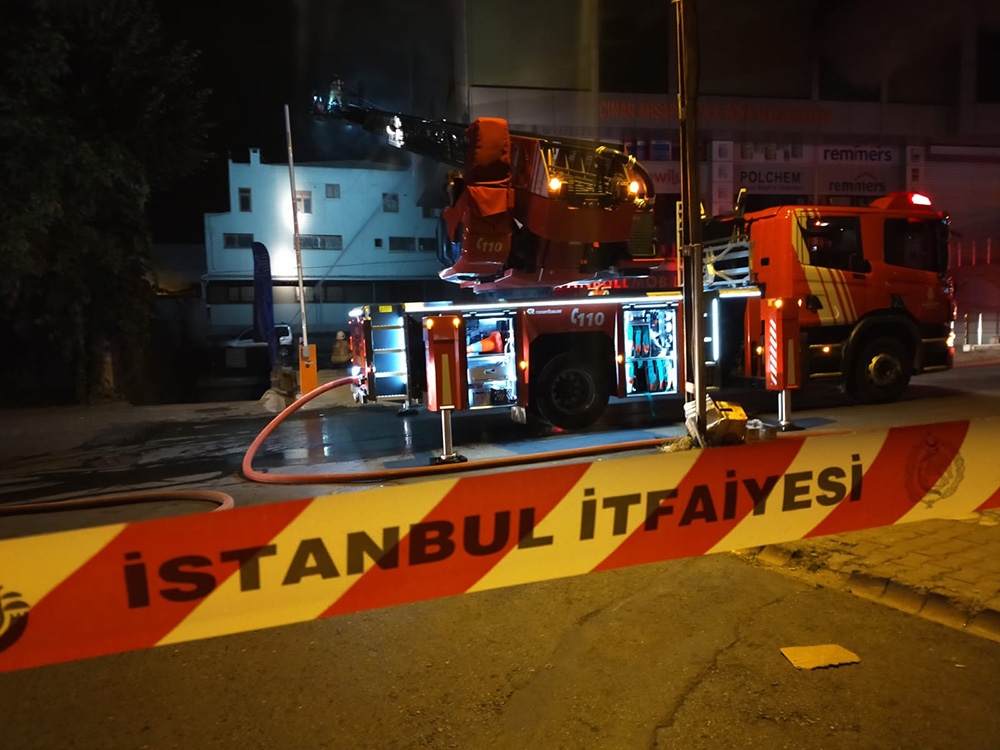 Ümraniye’de konfeksiyon atölyesi alev alev yandı