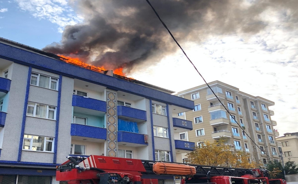 Ümraniye’de korkutan çatı yangını
