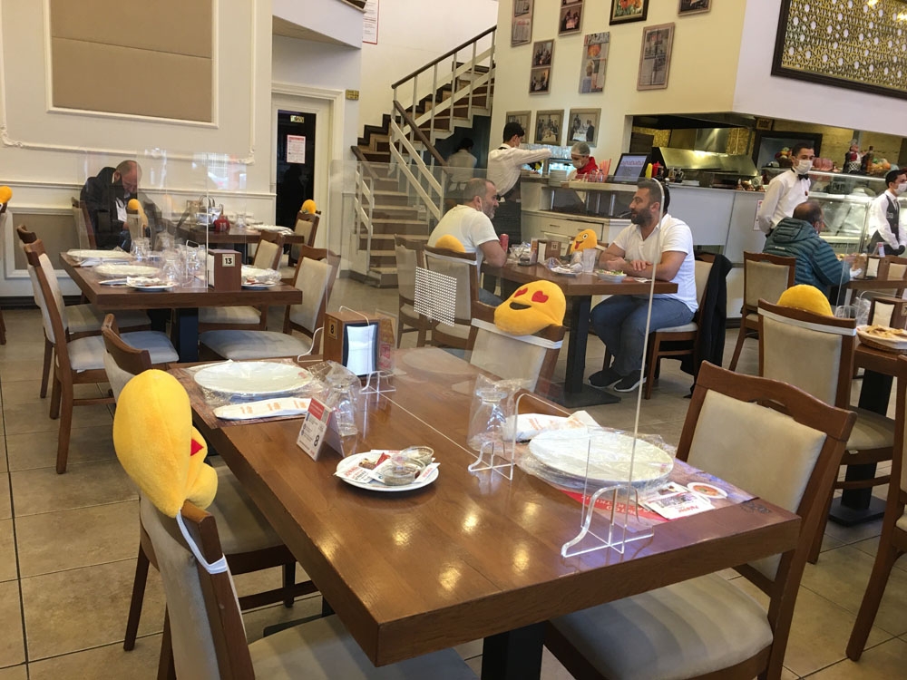 Ümraniye’de restoranda koronaya karşı ‘paravanlı masa’ önlemi