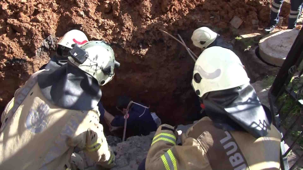 Ümraniye’de toprak altında kalan işçiyi kurtarma çalışmaları havadan görüntülendi