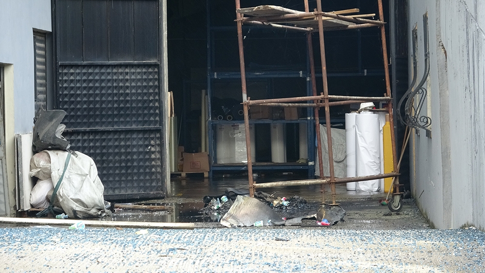 Ümraniye’de yanan fabrikada itfaiye ekiplerinin çalışması sürüyor