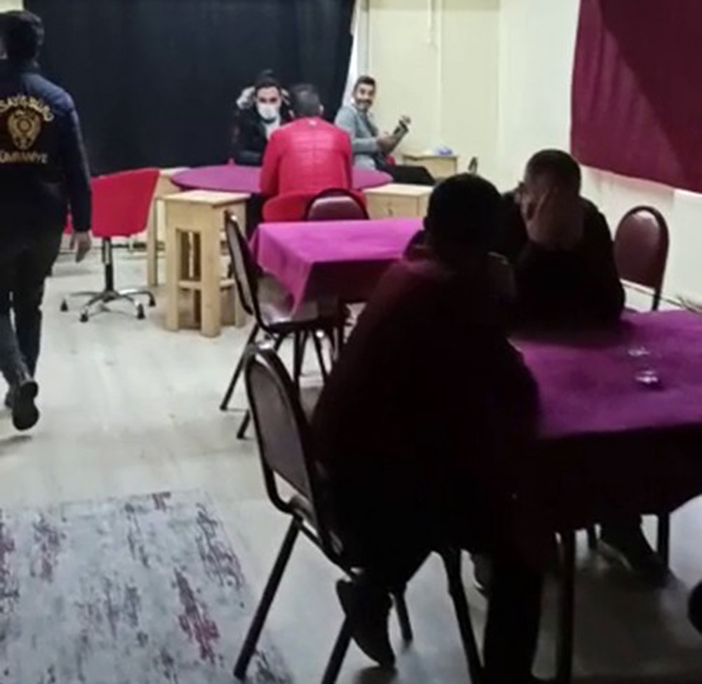 Ümraniye’de yasağa rağmen açık olan kıraathaneye baskın