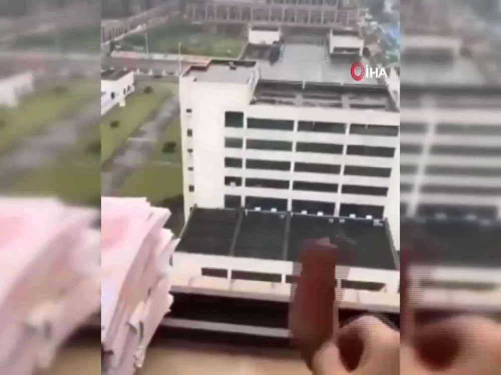 Umutsuz Wuhanlılar paralarını uçak yapıp camdan attı