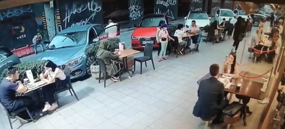 Ünlü baklavacıda çanta hırsızlığı kamerada