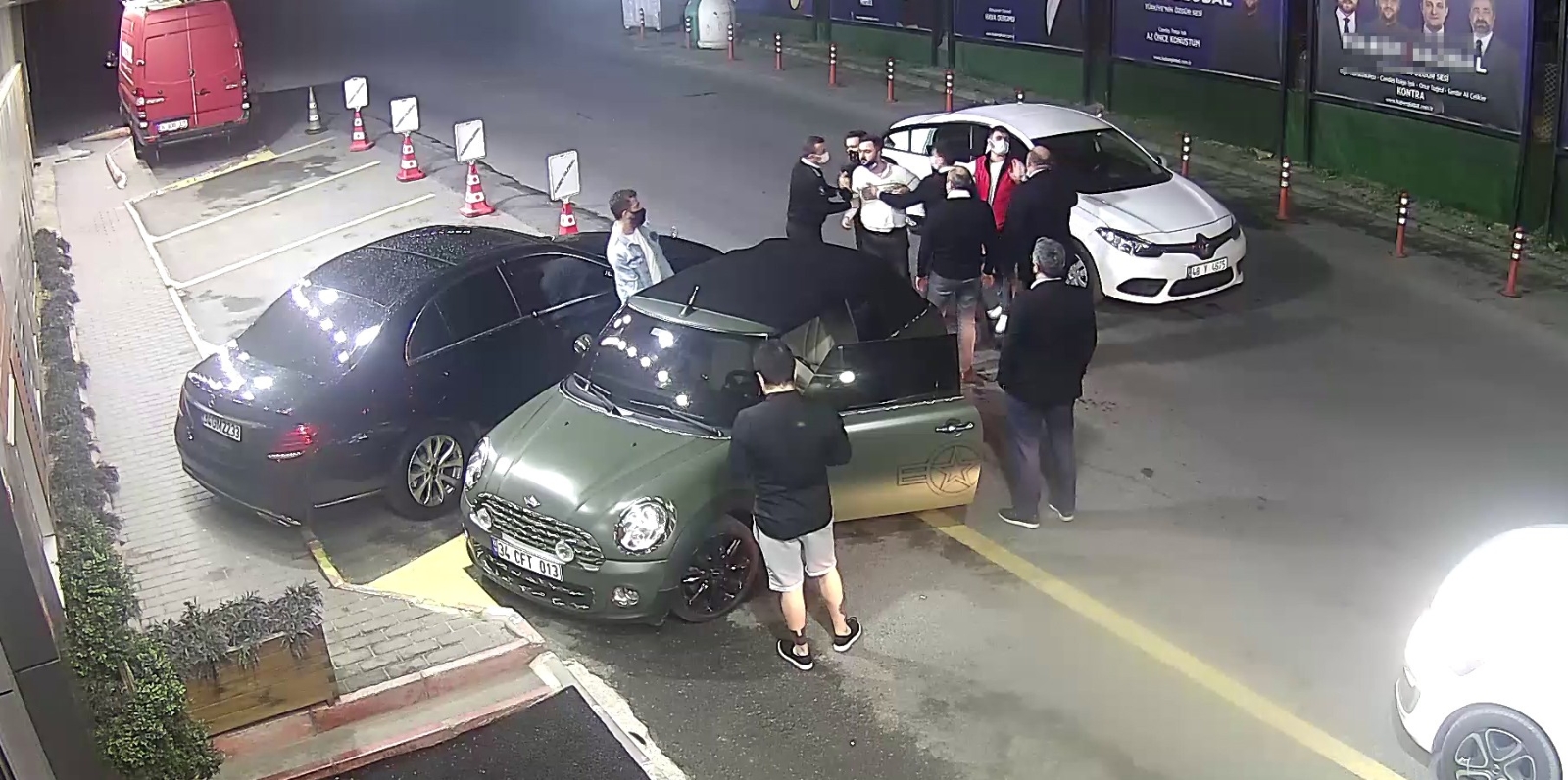Ünlü futbol yorumcusu Uğur Karakullukçu’ya saldırı girişimi kamerada
