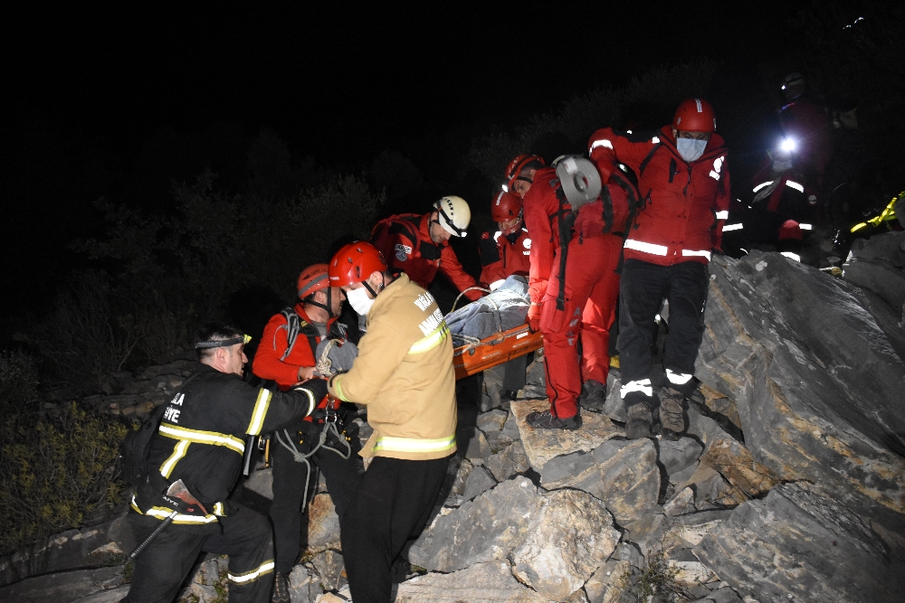 Ünlü iş adamı kayalıklardan düştü, 8 saatte kurtarıldı
