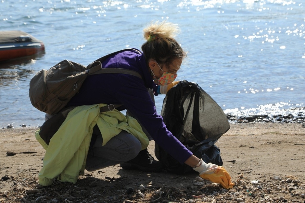 Ünlü sanatçılar Bodrum’da yerden izmarit topladı