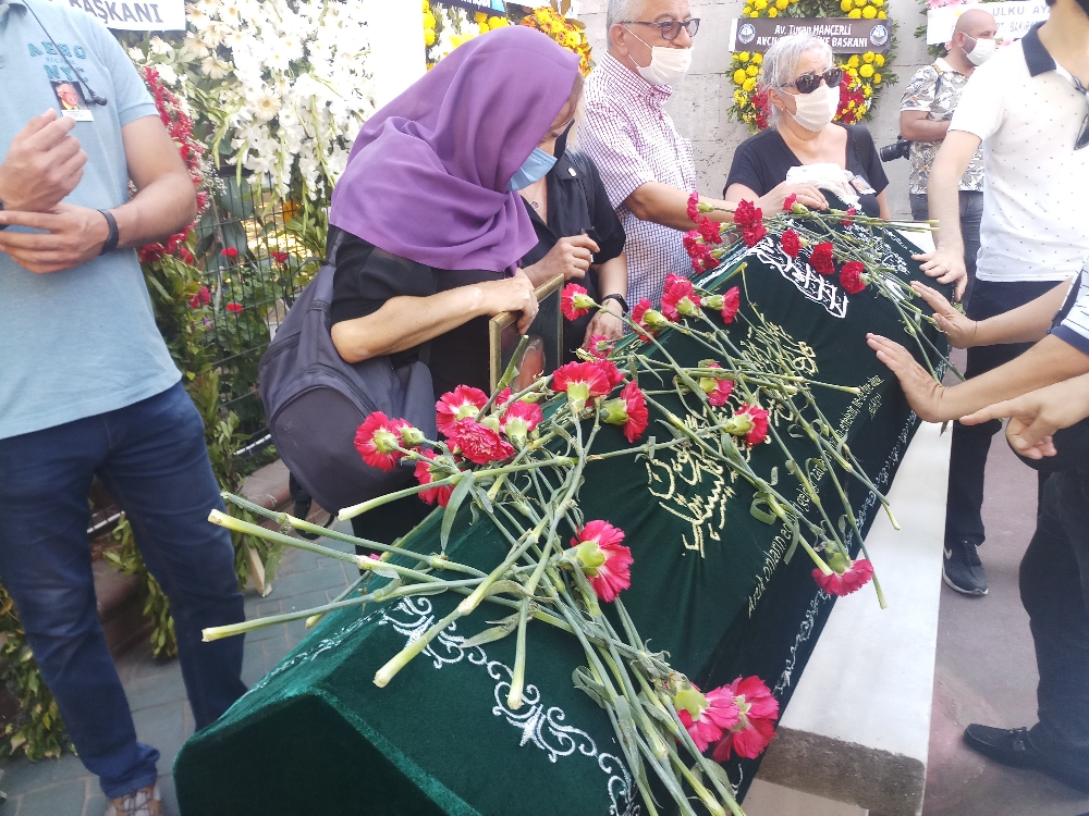 Ünlü tiyatrocu Üstün Asutay son yolculuğuna uğurlandı