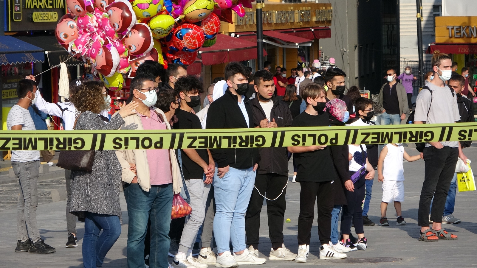 Unutkanlığı polisi alarma geçirdi, meraklı vatandaşlar film izler gibi seyretti