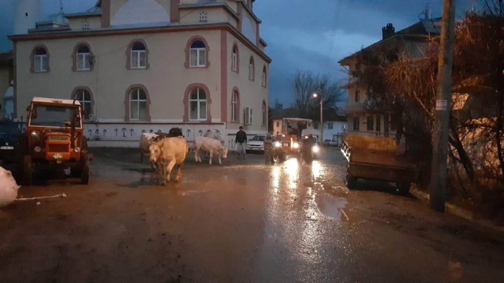 Uşak’ta barajın çatlaması nedeniyle köylüler tahliye ediliyor