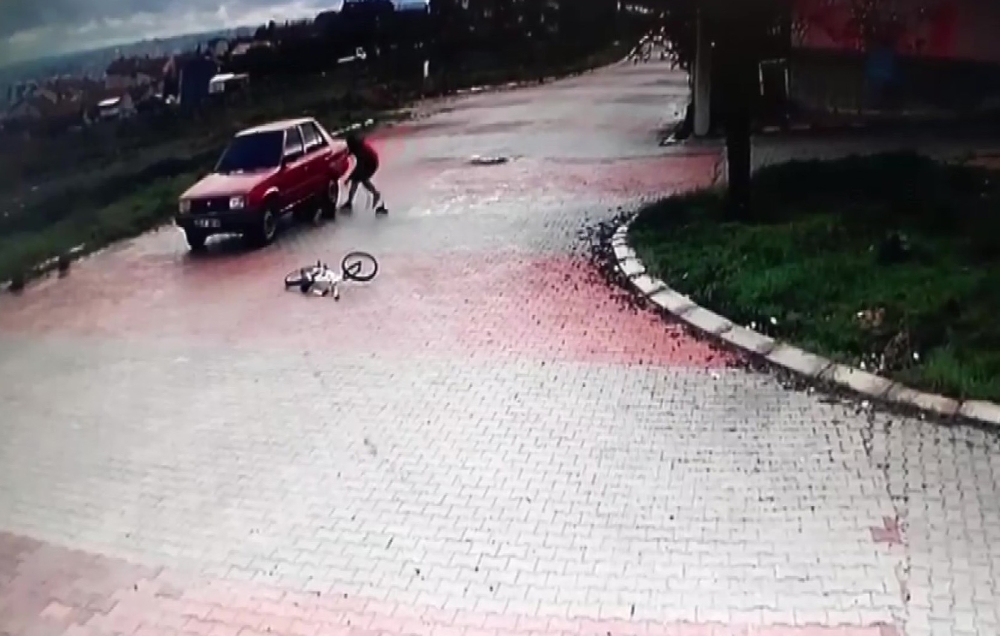Uşak’ta dehşet anları: Bisikletli iki genç, otomobilin altında girdi