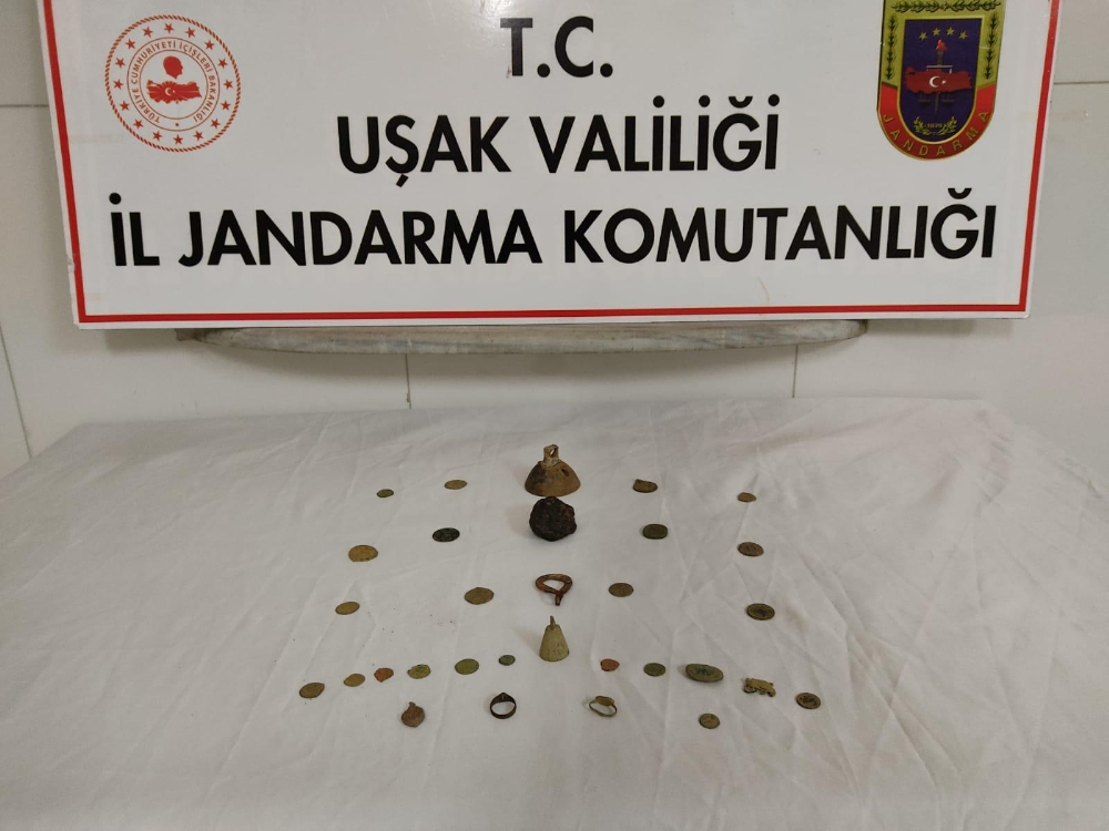 Uşak’ta Roma dönemine ait 22 adet sikke ve 9 adet obje ele geçirildi