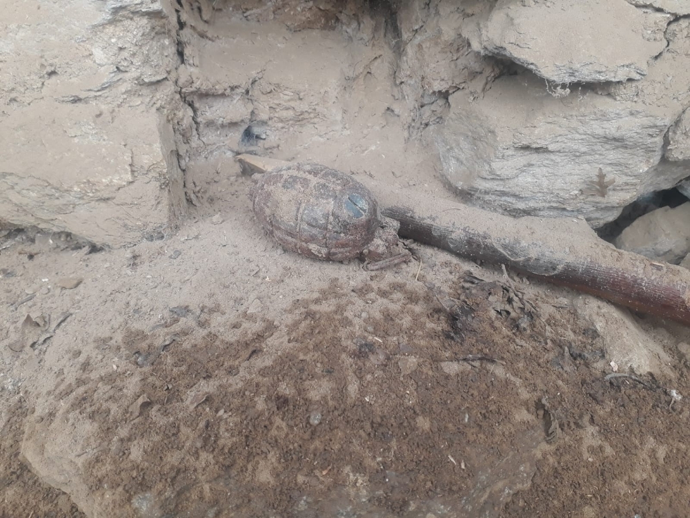 Uşak’ta yıkılan binadan el bombası çıktı