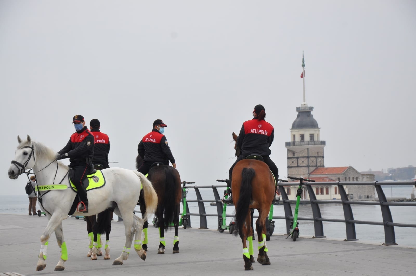 Üsküdar Sahili’ndeki denetimde atlı birliklere turistler yoğun ilgi gösterdi
