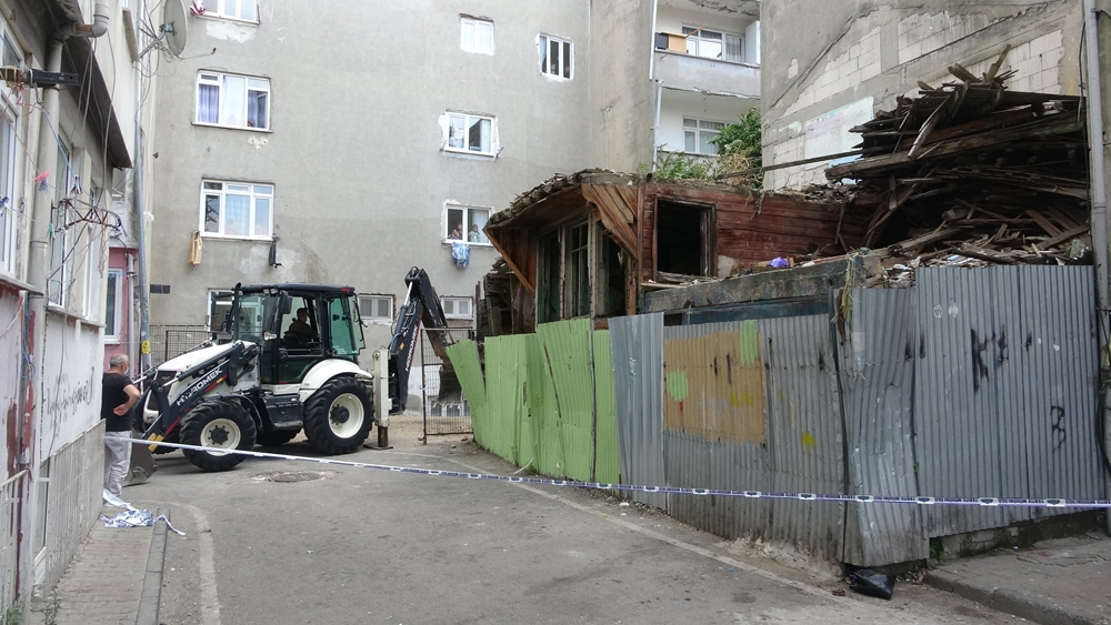 Üsküdar’da 2 katlı ahşap bina çöktü