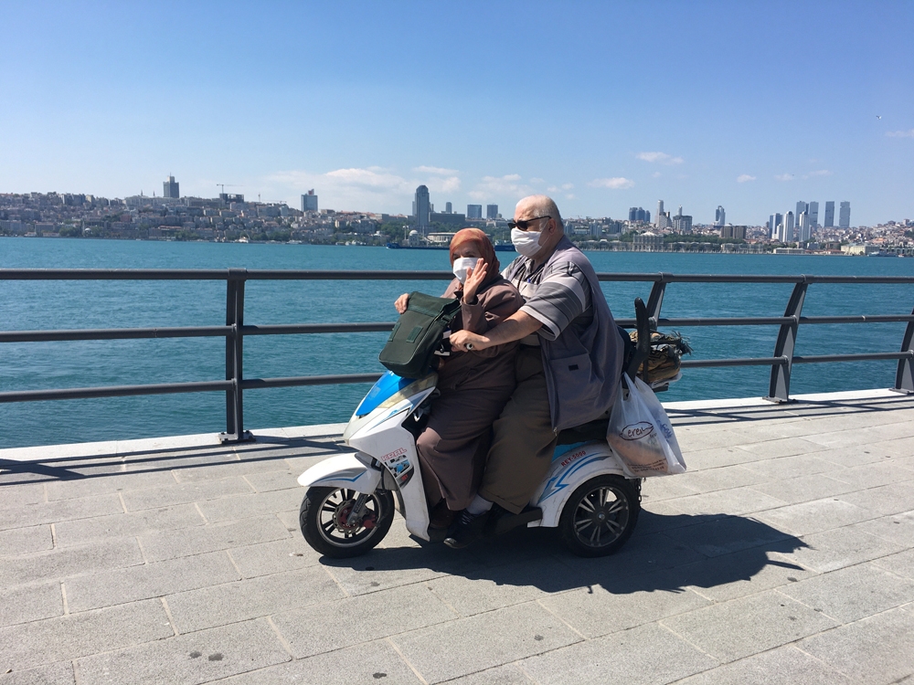Üsküdar’da 69 yaşındaki adam eşini yanına aldı, motosikletle gezdi