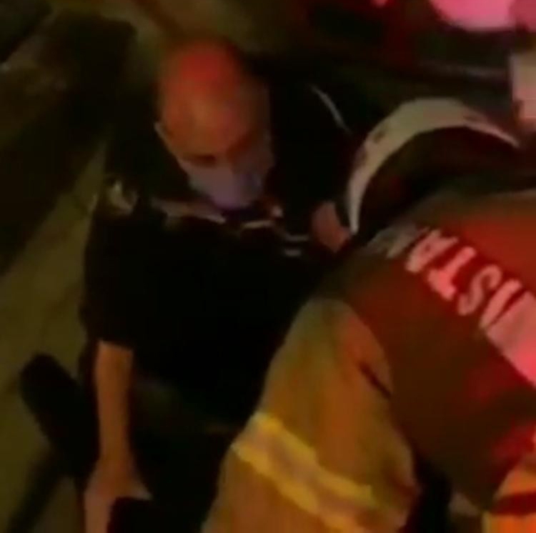 Üsküdar’da giysi toplama kutusu içine girip sıkışan kişiyi itfaiye ekipleri kurtardı