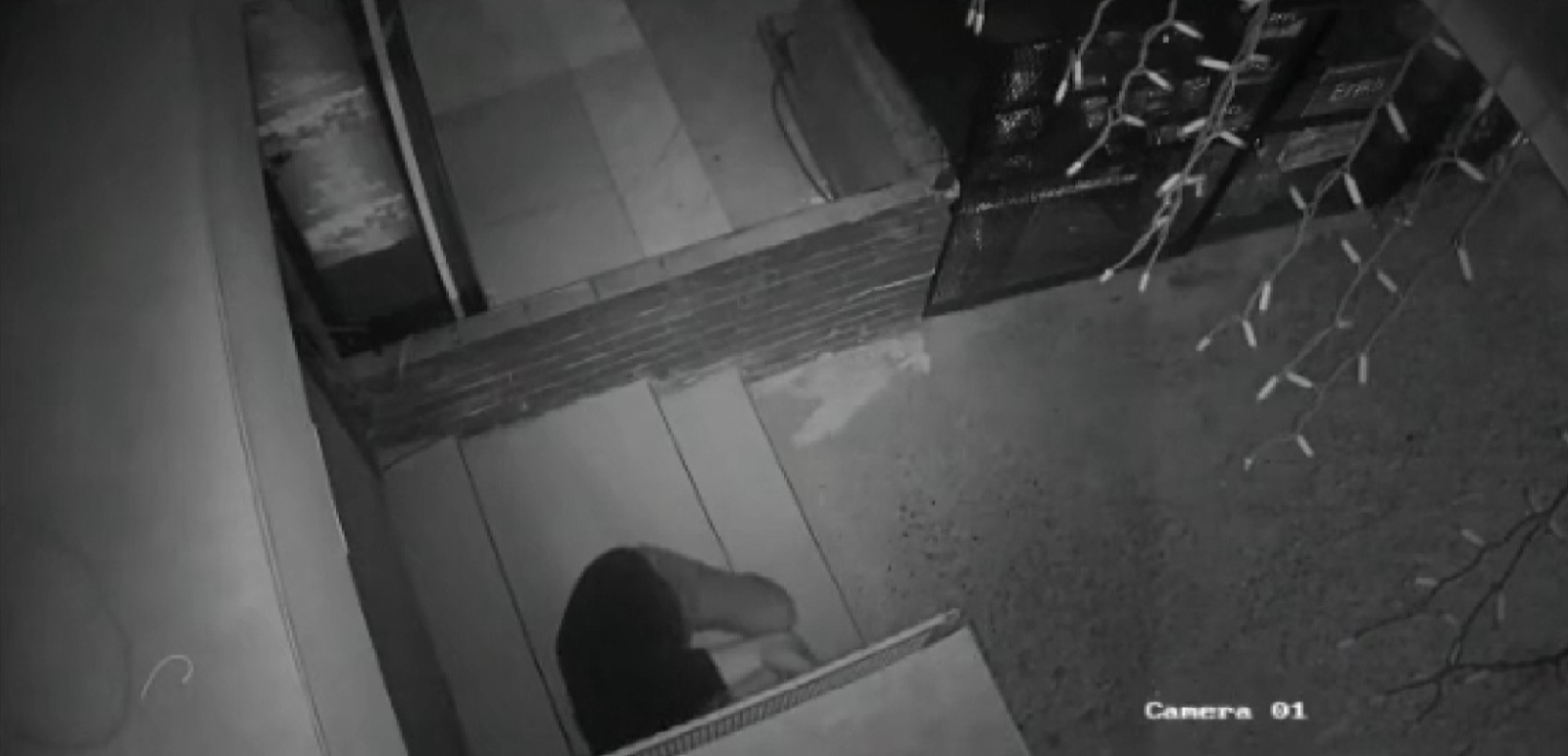 Üsküdar’da kısıtlama saatinde ‘1 paket kuruyemiş’ hırsızlığı kamerada