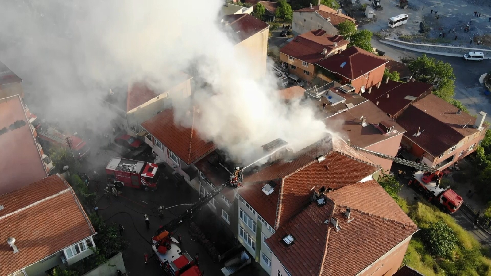 Üsküdar’da korkutan yangın: Yükselen alevler bina ve dairelere sıçradı
