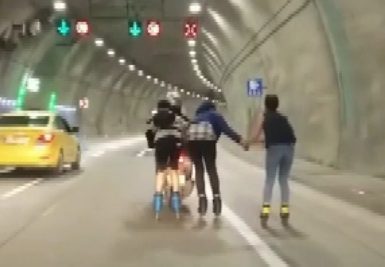 Üsküdar’da patenci gençlerin motosiklet peşindeki tehlikeli yolculuğu