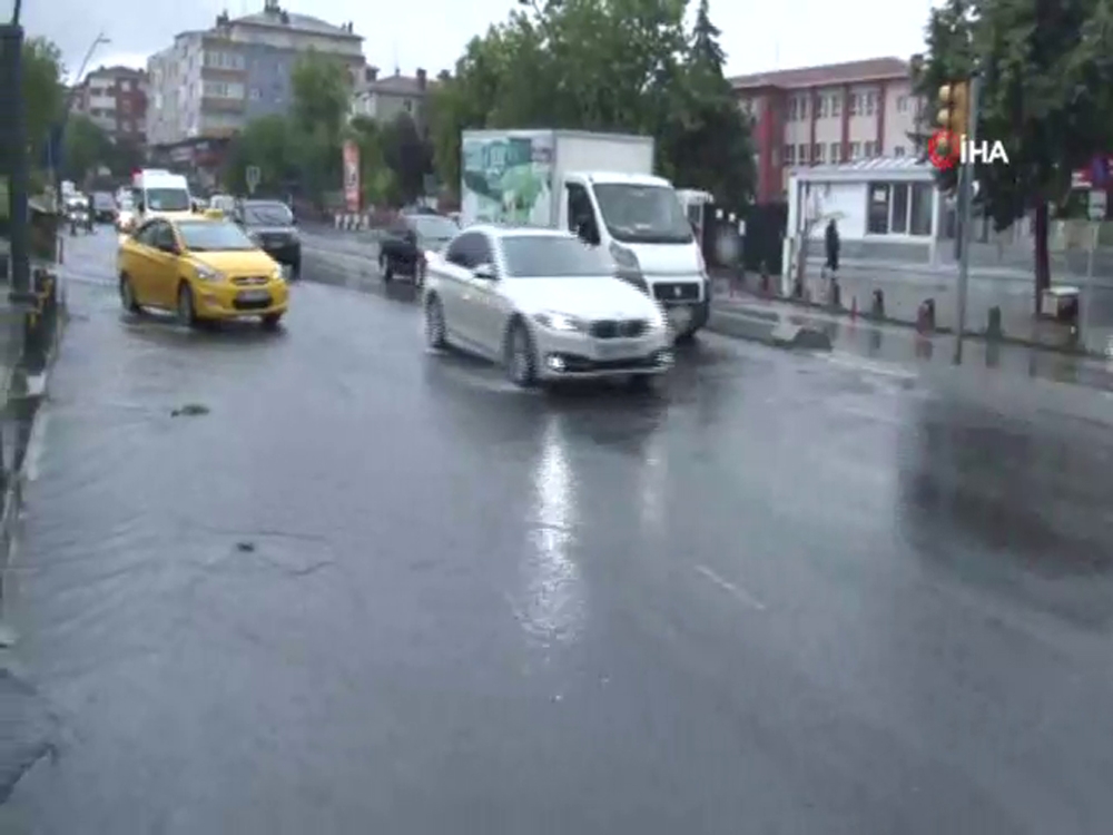 Üsküdar’da yağış etkili oldu, yollar göle döndü