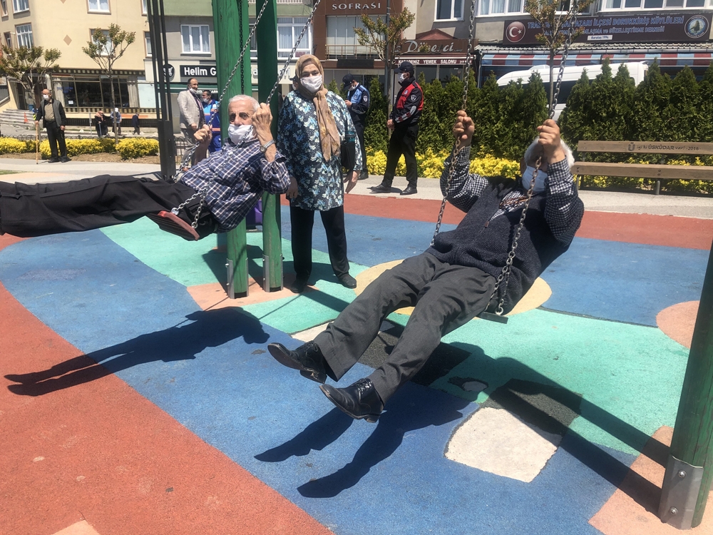 Üsküdar’da yaşlıların boğaza nazır salıncak keyfi