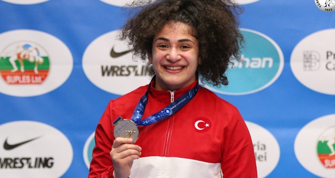 Üsküp’te Ayşegül Özbege yarı finalde