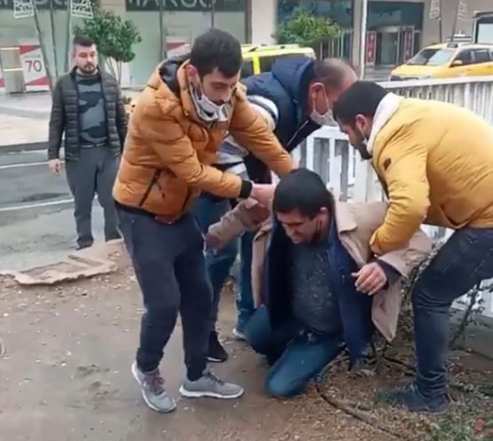 Üst geçide çıkıp ‘ölmek istiyorum’ dedi, ‘Buradan atlarsan ölmezsin’ sözüyle ikna edildi